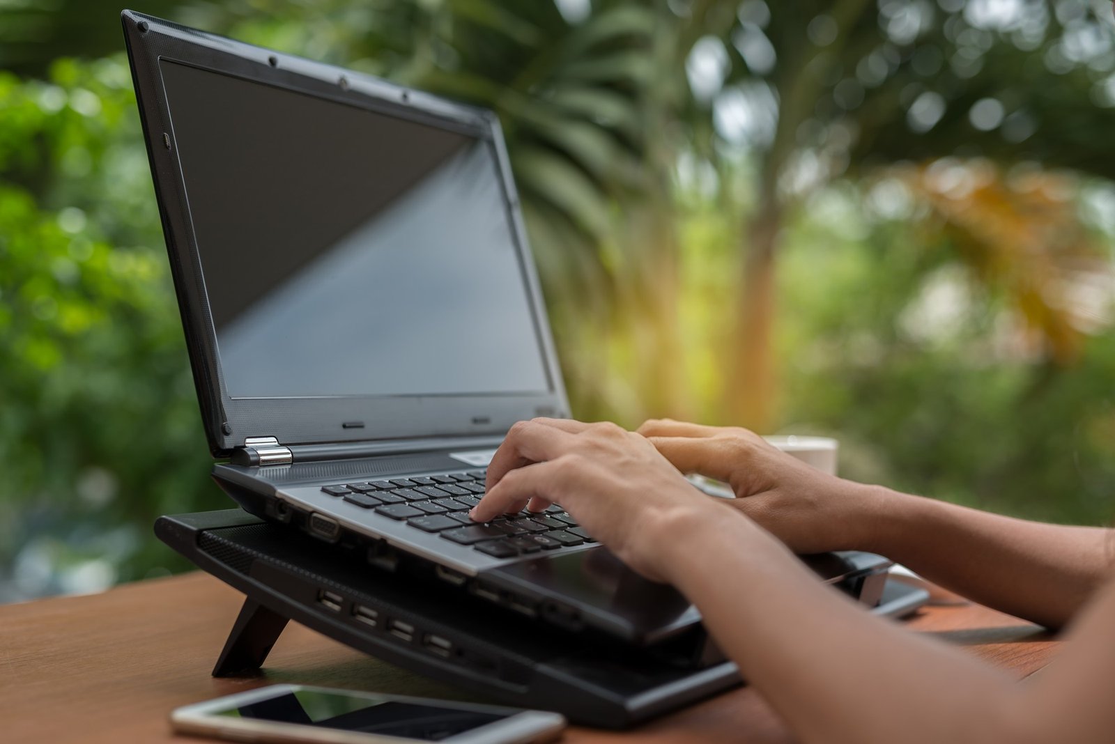 Laptop auf einem USB-Kühlpad auf dem Schreibtisch