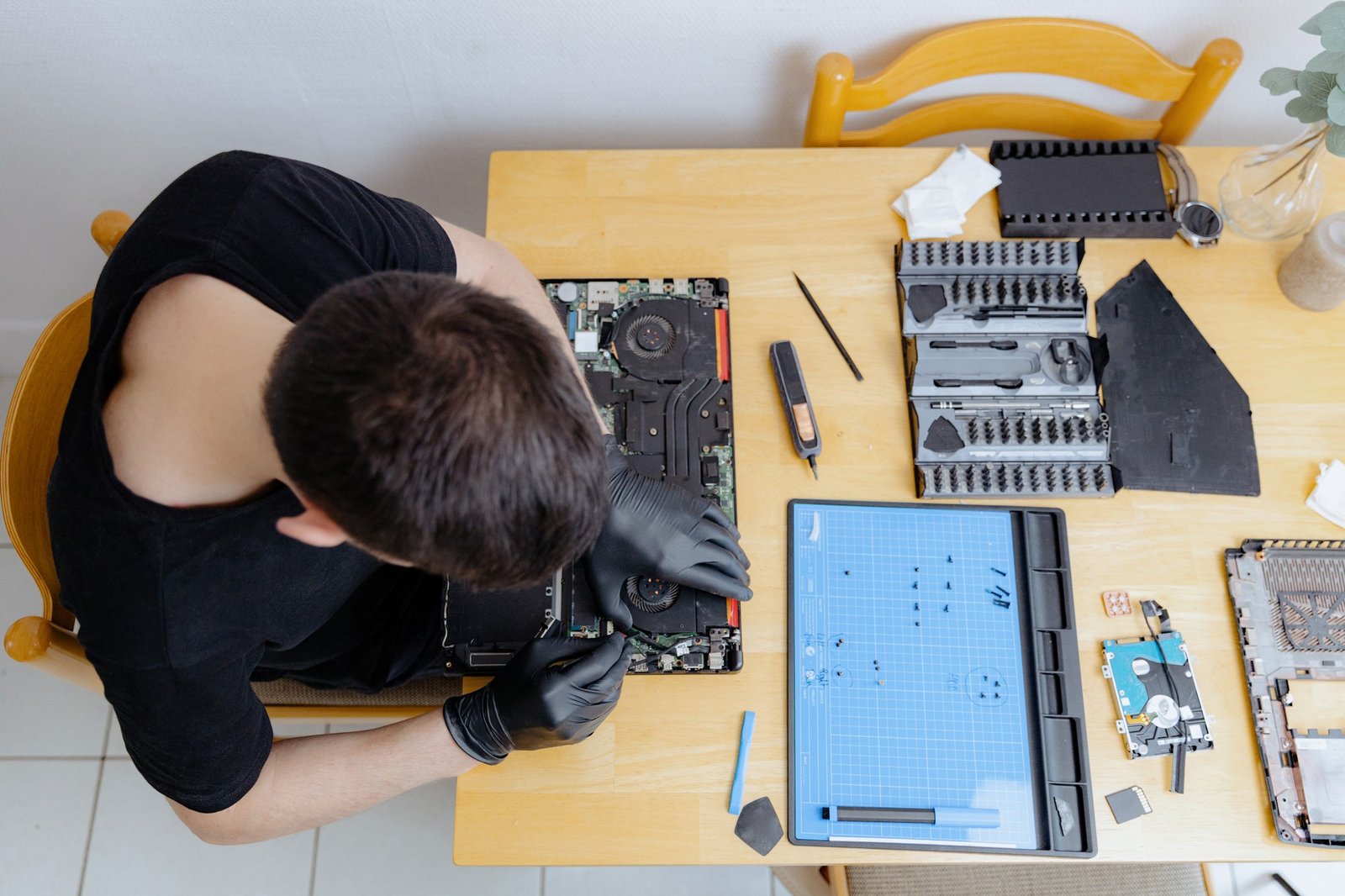 Laptop wird von einem Techniker untersucht