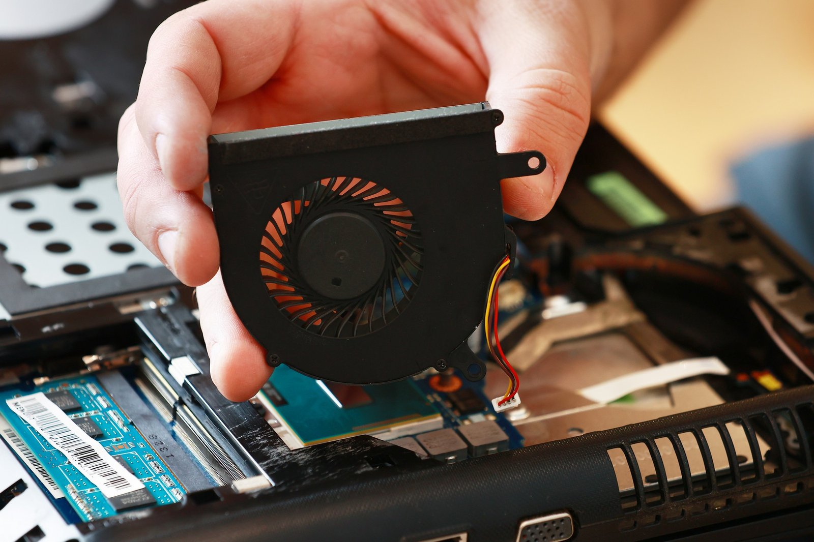 Laptop läuft dauerhaft auf einem Schreibtisch