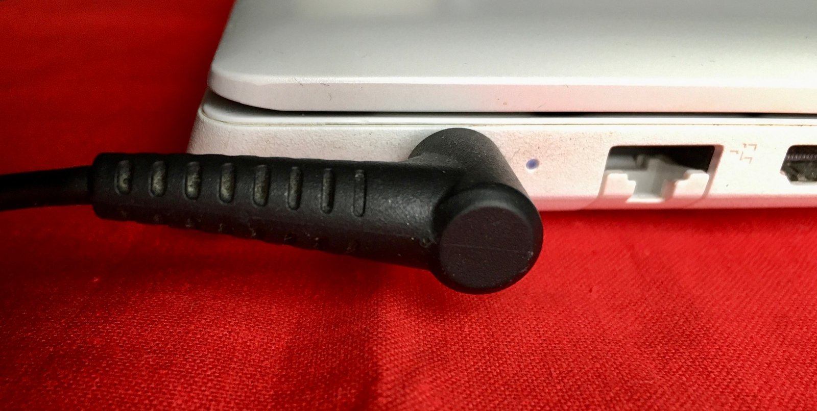 Laptop an Steckdose angeschlossen im Netzbetrieb