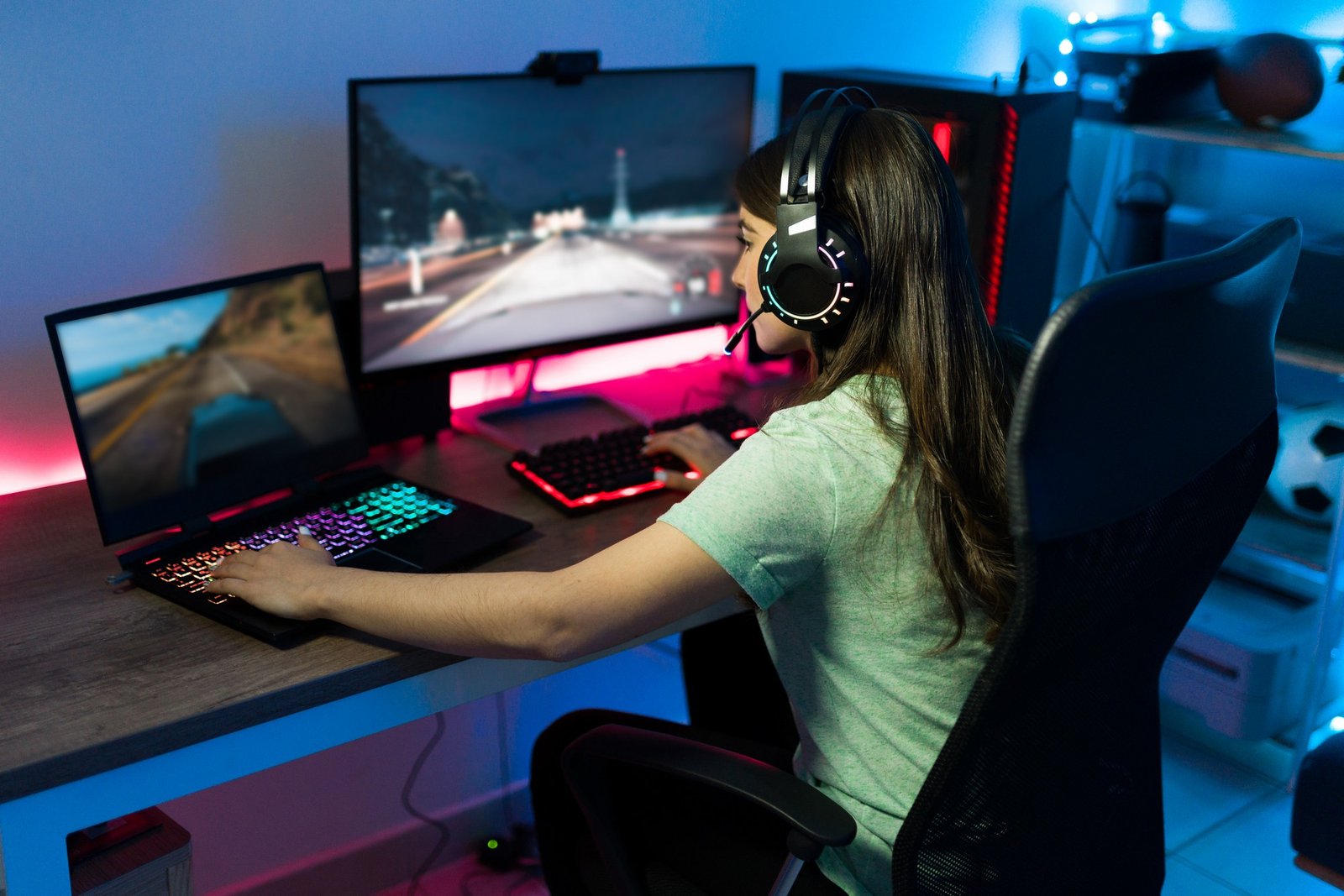 Gaming-Laptop auf einem Schreibtisch beim Spielen