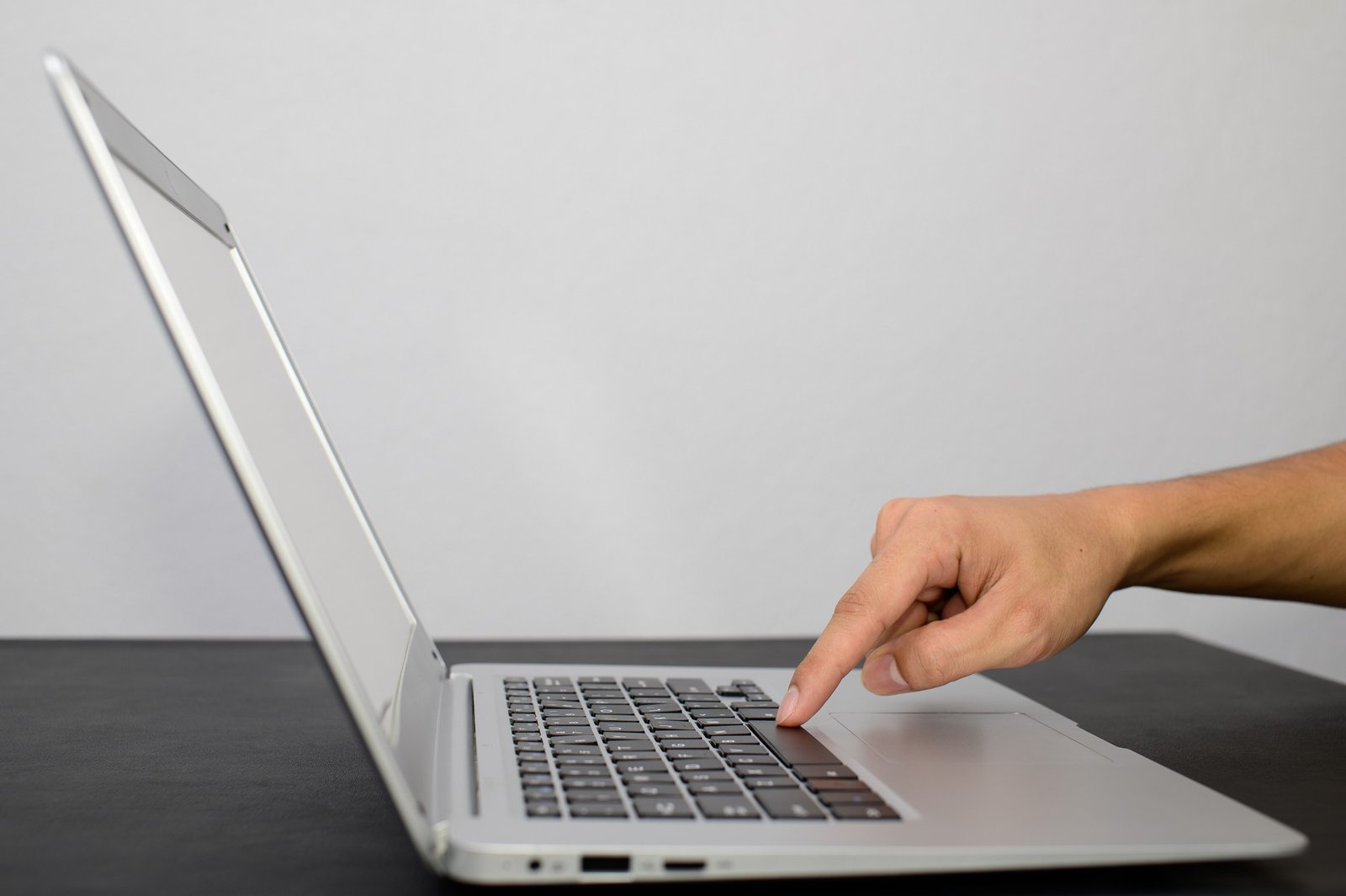Laptop wird hochgefahren, Deckel wird geöffnet