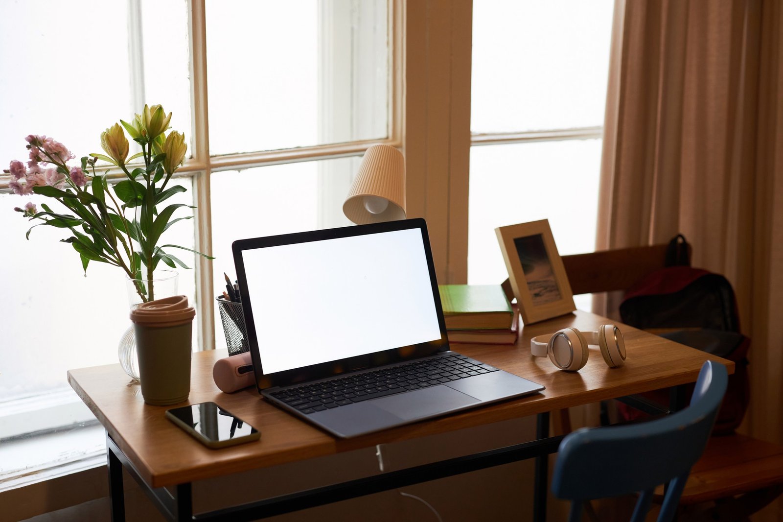 Laptop läuft auf einem ruhigen Schreibtisch