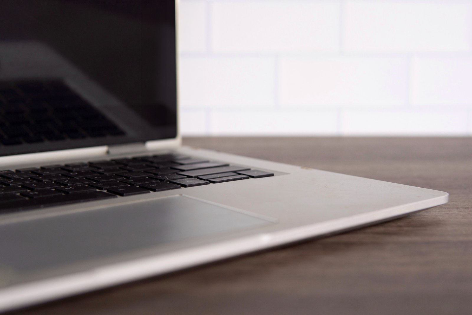 Nahaufnahme der Lüftungsschlitze eines Laptops