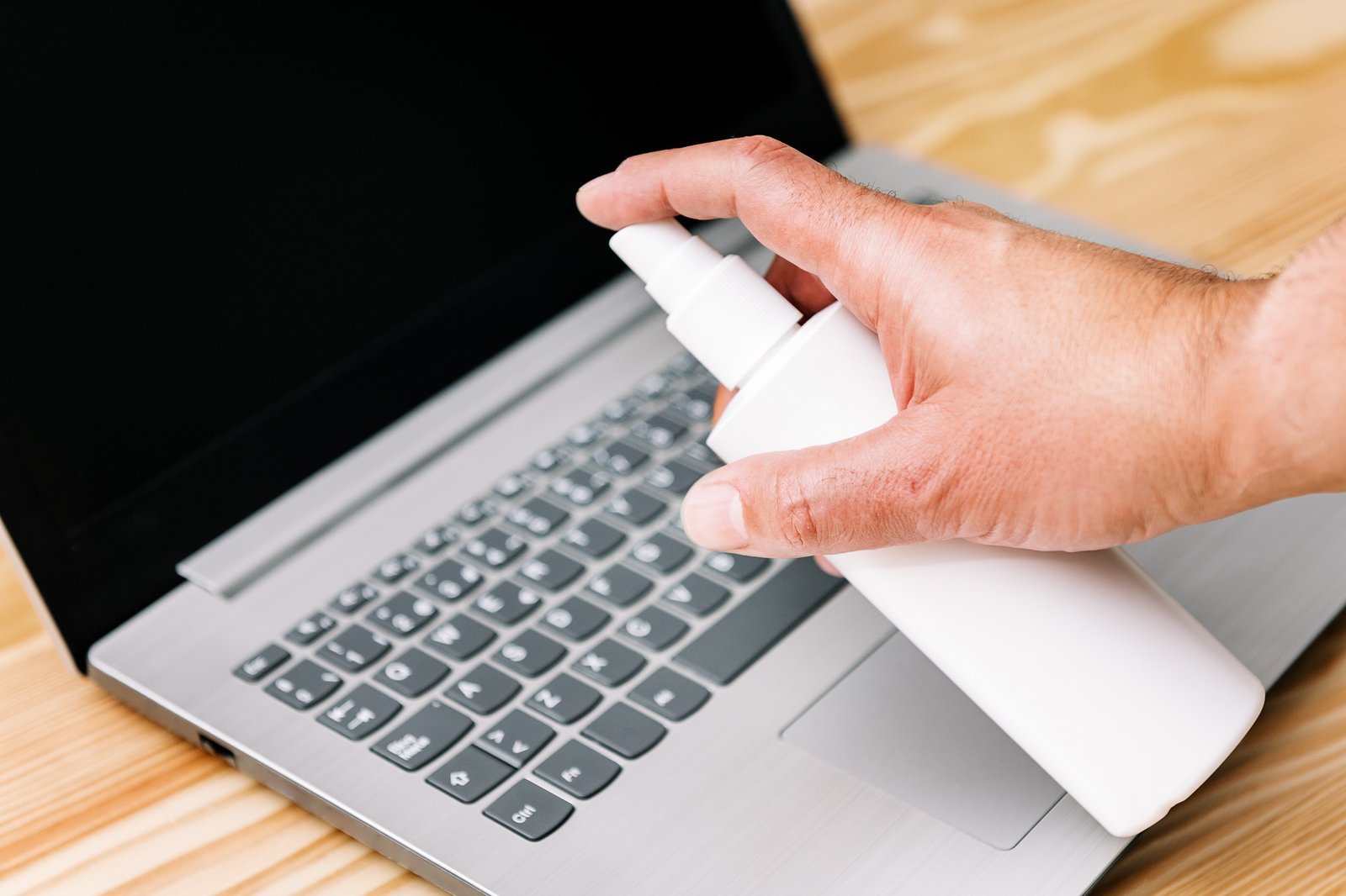 Laptop wird mit Druckluft gereinigt