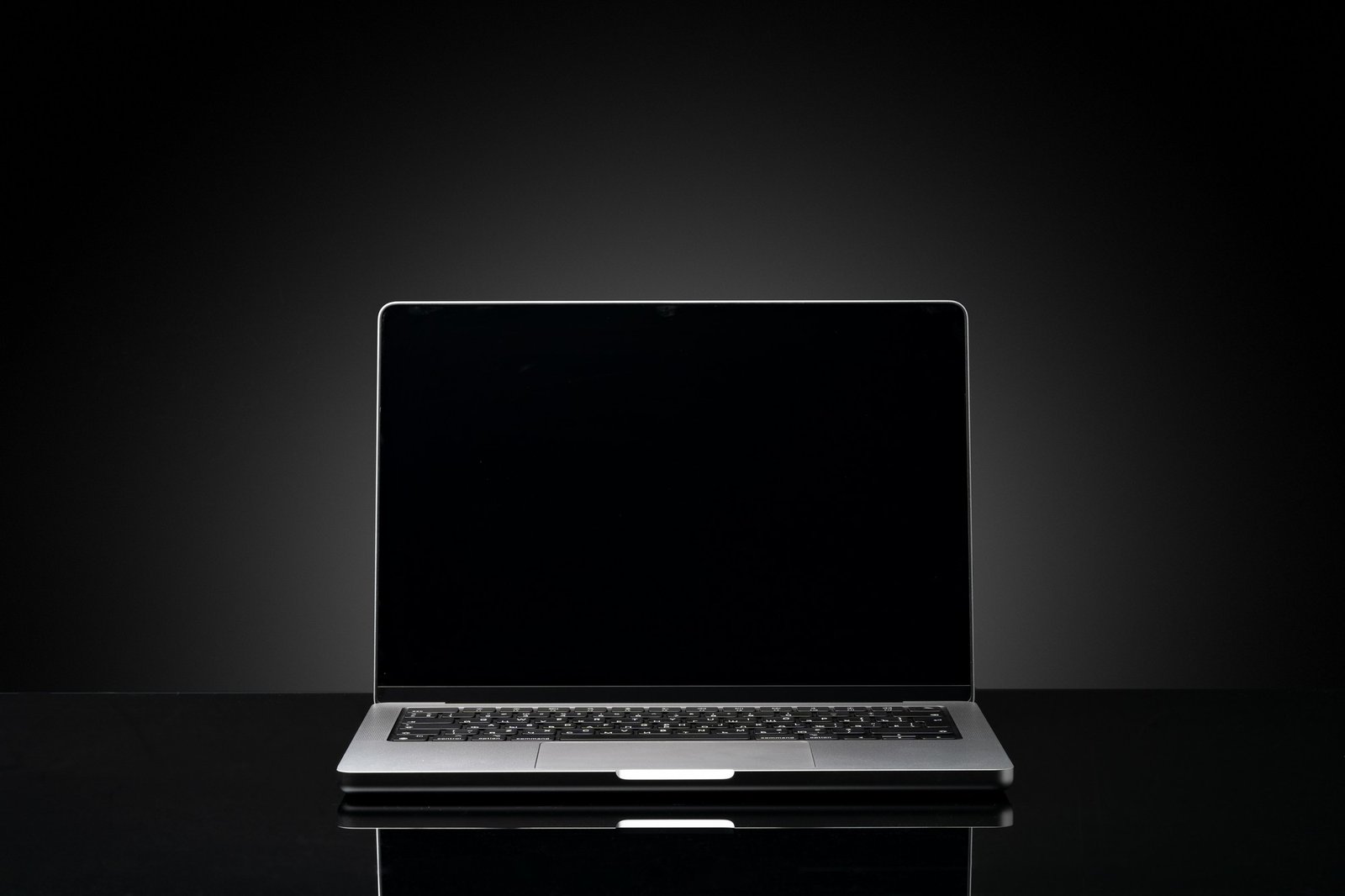 Laptop mit sichtbarer Wärmeentwicklung auf dem Tisch