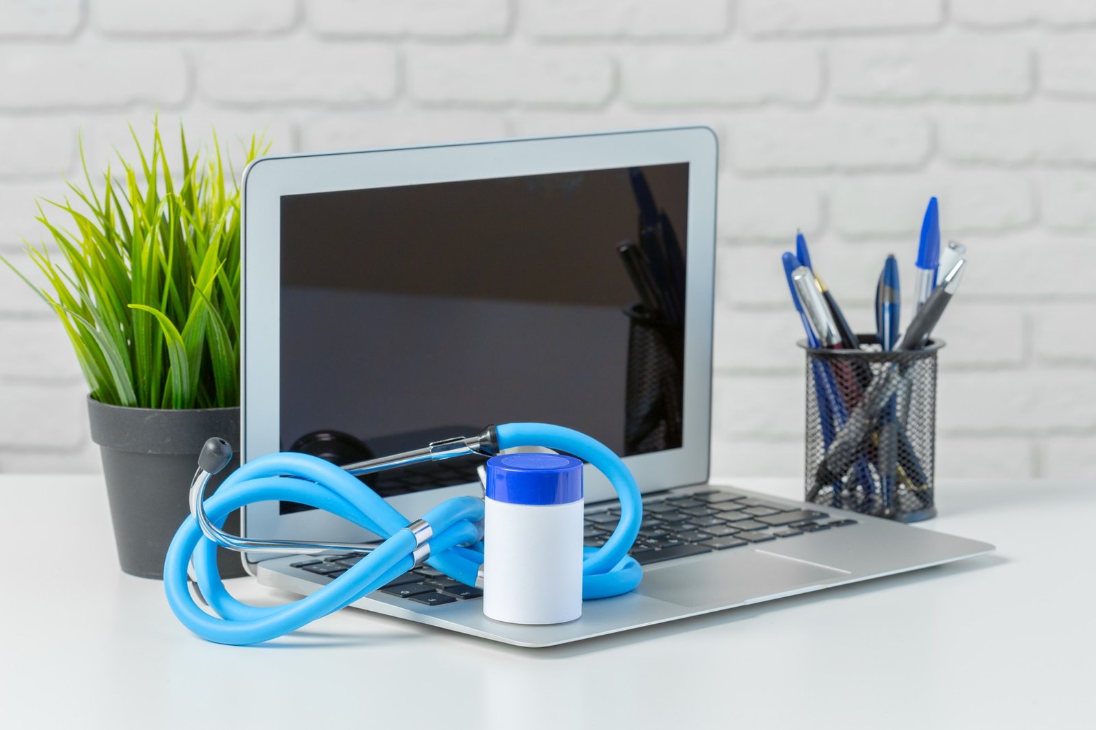 Laptop auf einem Schreibtisch mit laufendem Lüfter
