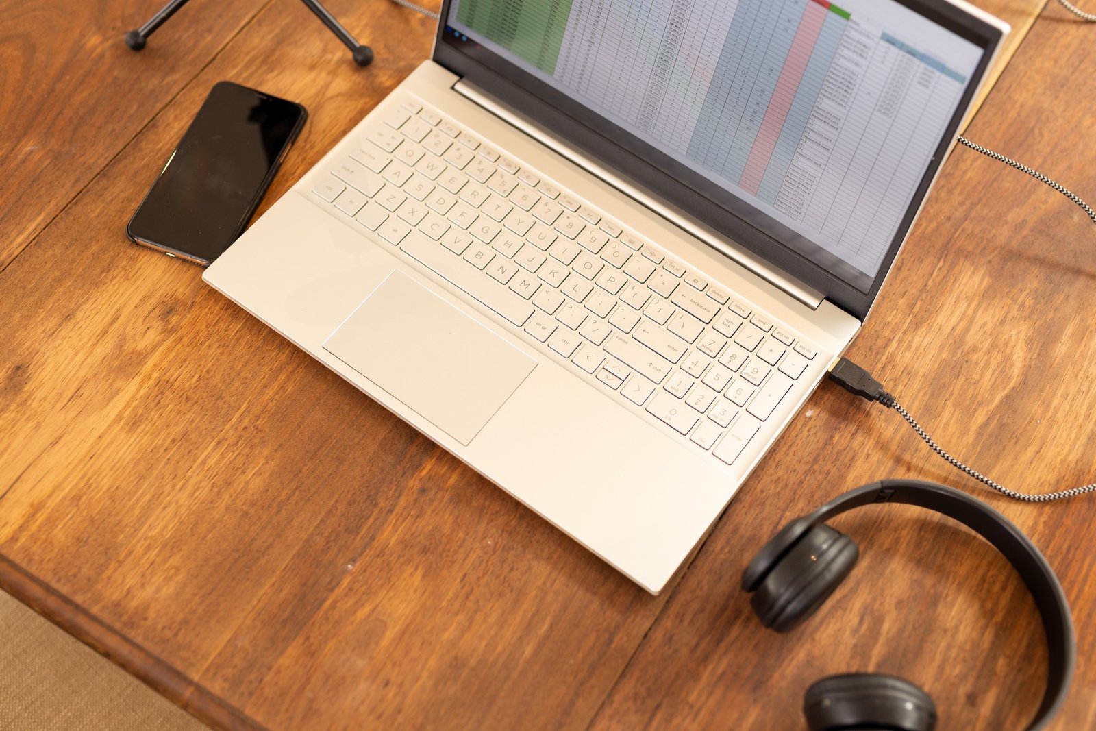 Laptop auf dem Tisch mit hörbarem Betriebsgeräusch