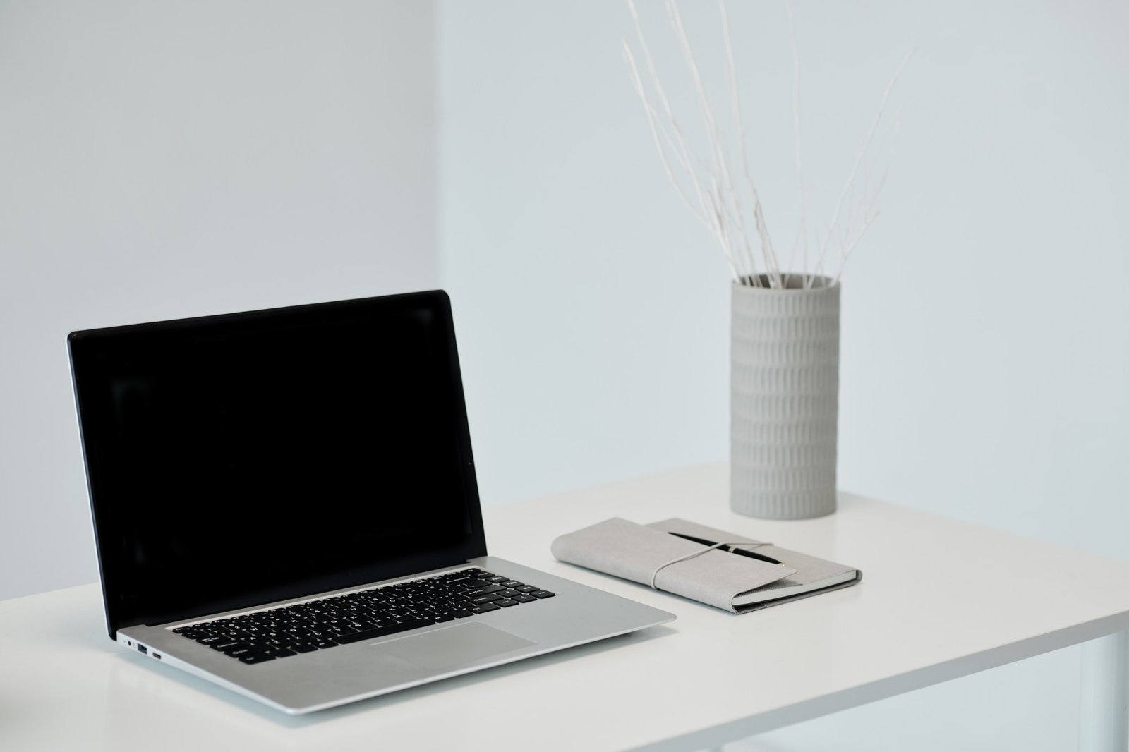 Ruhiger Arbeitsplatz mit leise laufendem Laptop