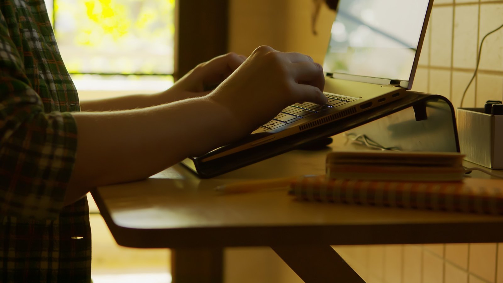 Laptop mit geöffneter Systemsoftware auf dem Bildschirm