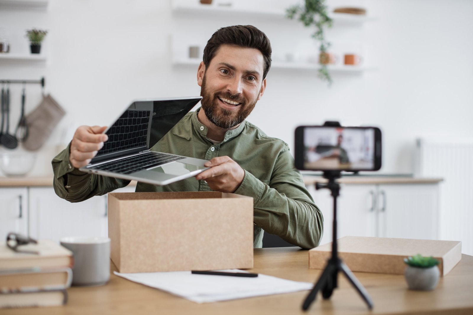 Neuer Laptop wird auf dem Tisch ausgepackt