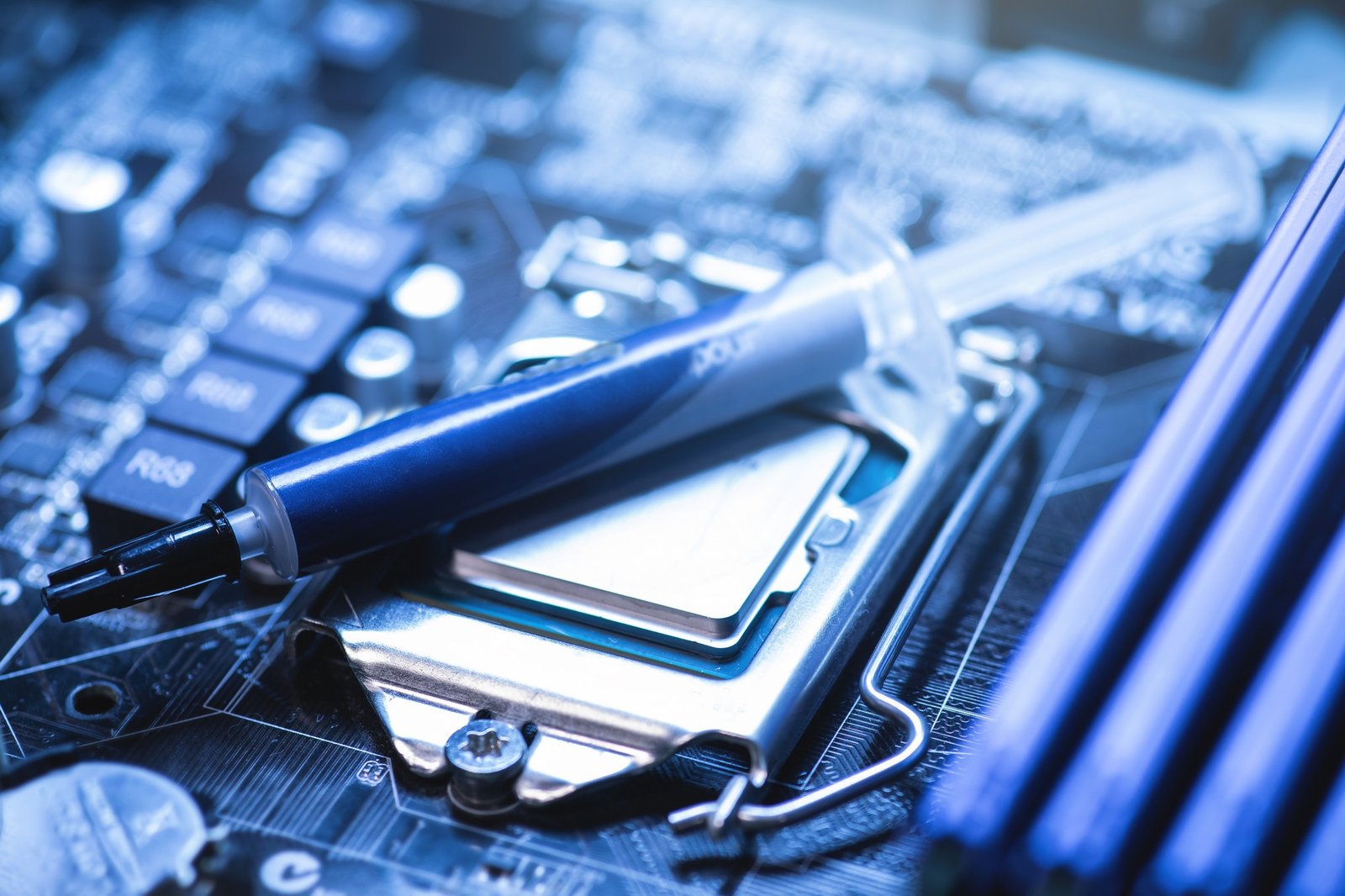Wärmeleitpaste wird auf einem Laptop-Prozessor aufgetragen